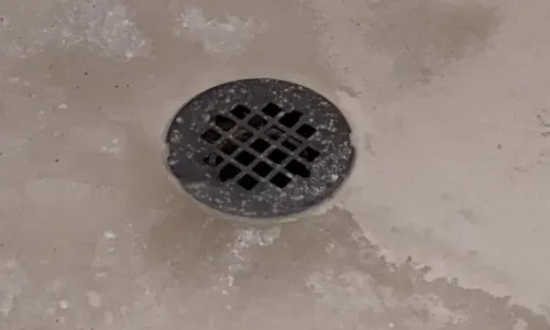 Rimuovere il calcare dal pavimento del bagno Rimuovere il calcare dal pavimento del bagno