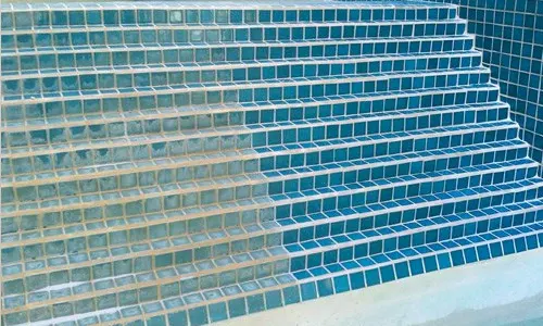 Rimuovere il calcare dal fondo della piscina Rimuovere il calcare dal fondo della piscina