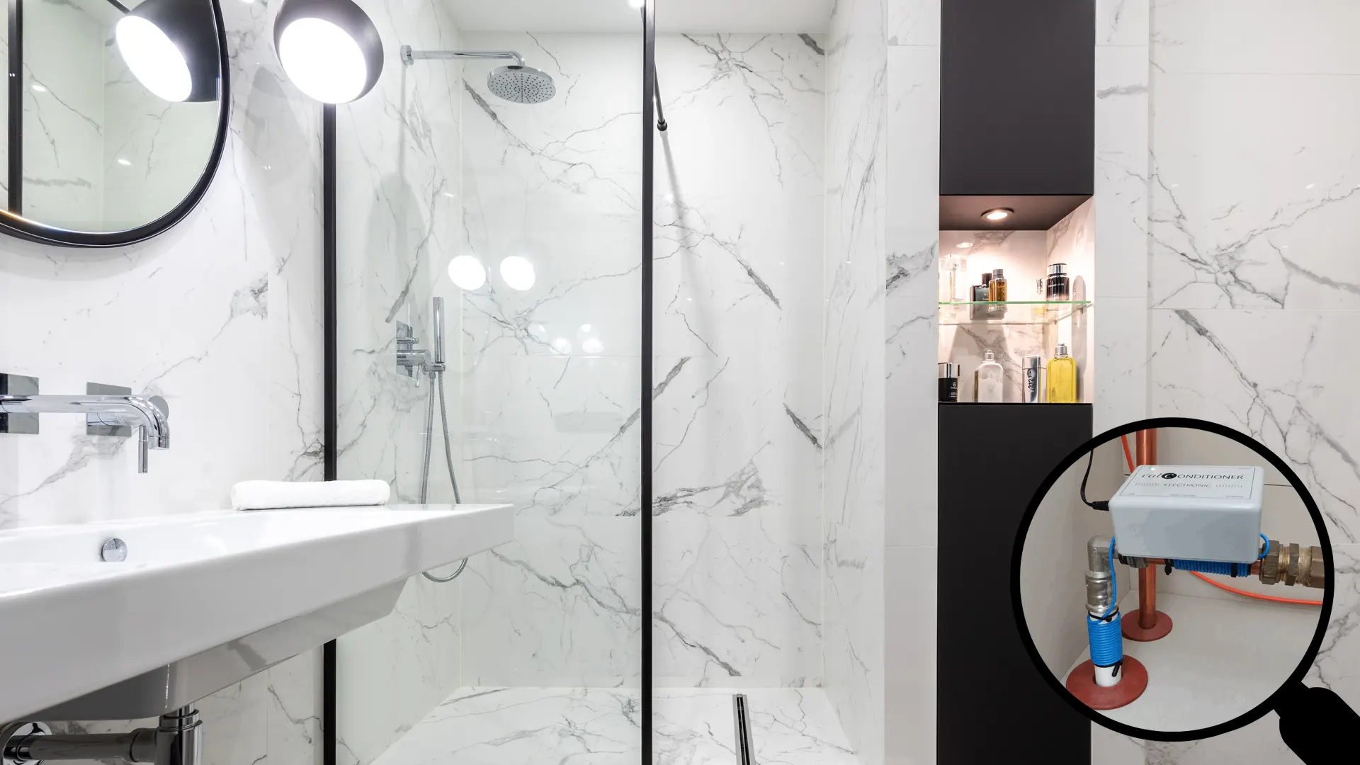 Bagno moderno con box doccia in vetro brillante senza calcare e lente d'ingrandimento che mostra l'addolcitore ecologico Calconditioner installato sui tubi.