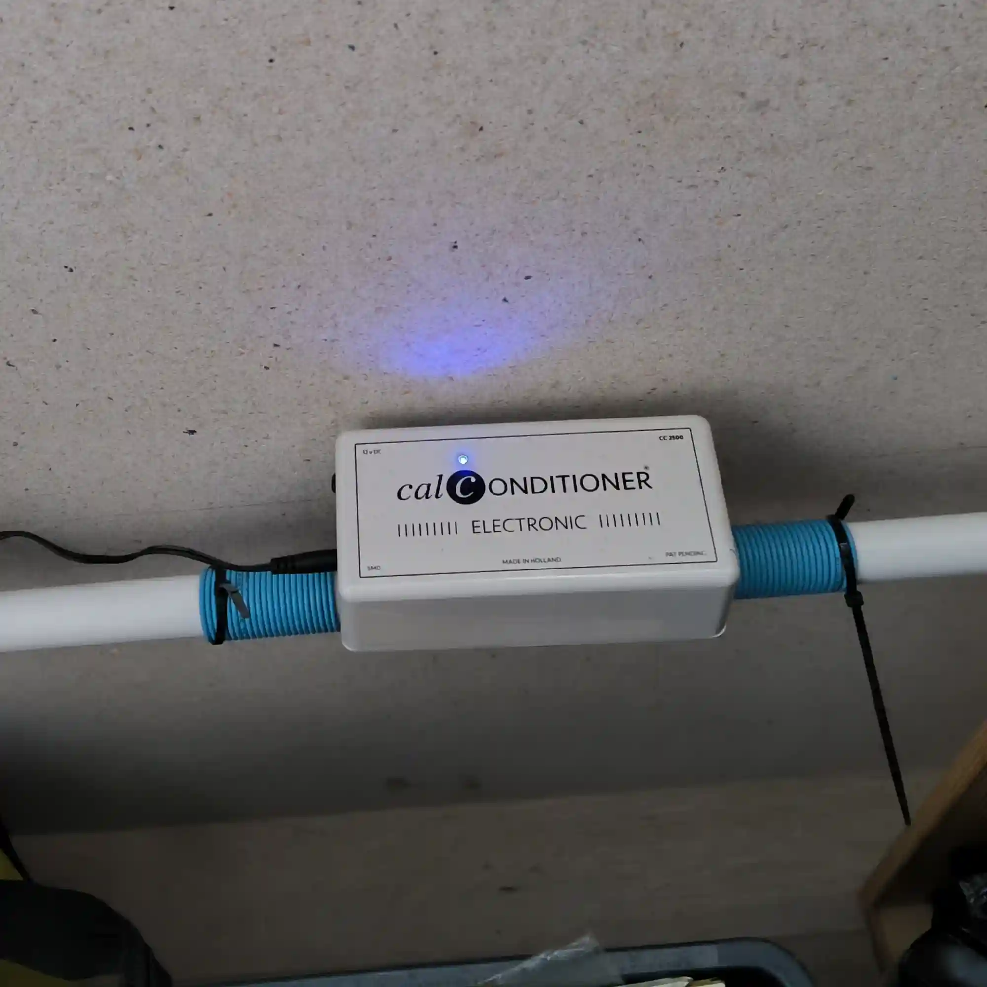 Calconditioner CC2500 installato su un tubo dell’acqua in plastica